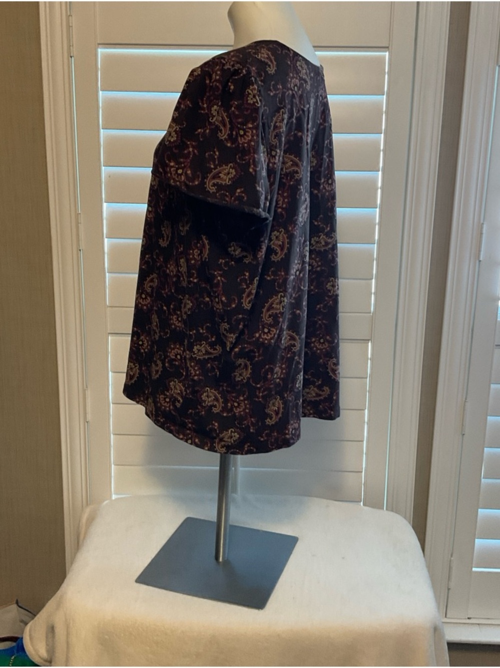 Chaps Dark Purple Paisley V-Neck Short Sleeve Top - Picture 4 of 6